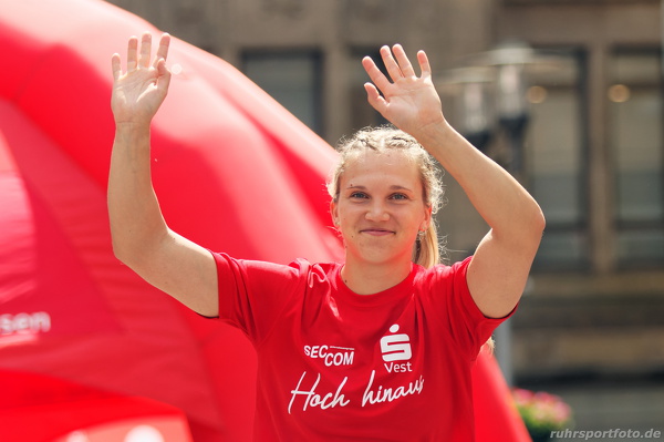 Nikola Pöschlova 6198