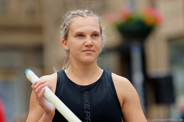 Nikola Pöschlova 7328